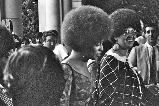 Angela Davis (centre) in October 1969. GeorgeLouis, CC BY