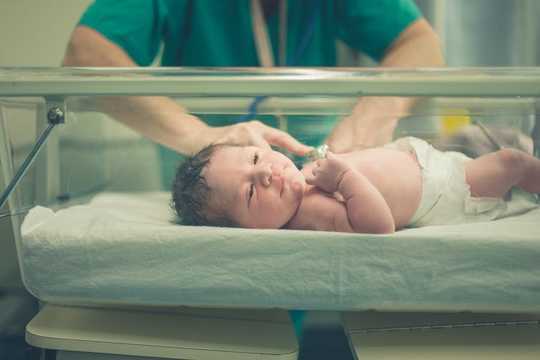 Home Birth May Start Babies Off With Health-Promoting Microbes