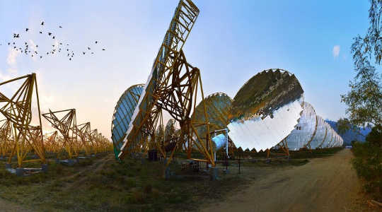 Sun-tracking discs at a vast solar thermal power plant in Rajasthan, India. Image: Brahma Kumaris via Flickr