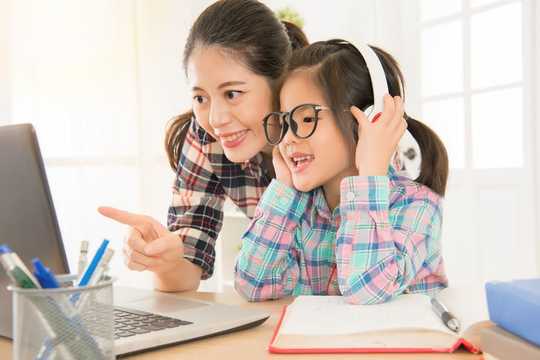 How To Protect Your Kids Ears While Using Headphones More During The Pandemic? 