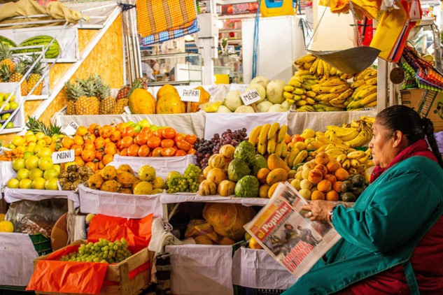 a photo of an outside market in South America