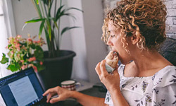 A person eating quickly, showing the potential health risks of fast eating, including indigestion, gas, and increased risk of weight gain and metabolic syndrome.