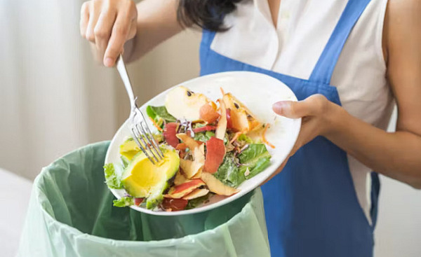 Image of fresh vegetables in a kitchen, illustrating tips for reducing food waste at home by planning meals and using leftovers effectively.